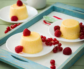 Panna cotta de melocotón con frutos rojos (sin lactosa)