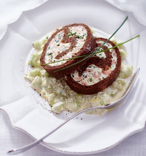 Krabben-Roulade im Pumpernickel-Mantel mit Schmand-Gurken-Ragout ...