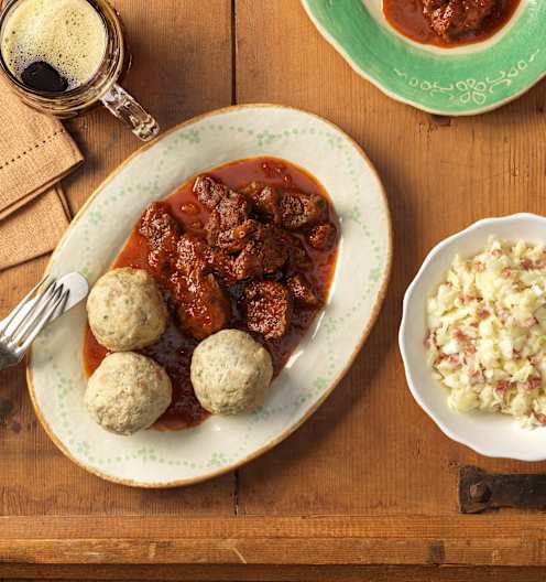 Malzbiergulasch mit Breznknödel und Krautsalat - Cookidoo® – oficiální ...