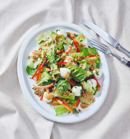 Römersalat mit Erdnuss-Sambal-Dressing und Mozzarellabällchen ...