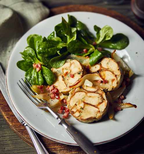 Breznknödel mit Feldsalat und Speck