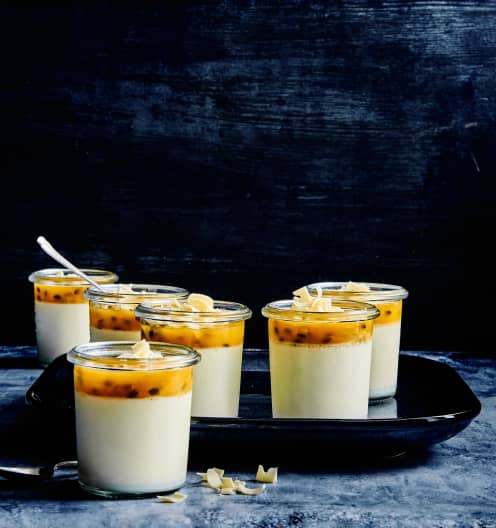 Weisse Schokolade-Panna-cotta mit Passionsfrucht. - Cookidoo® – das ...