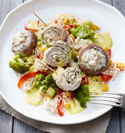 Gemüsereis mit gefüllten Champignons und Putenröllchen in Weißweinsauce ...