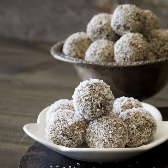 Macadamia protein balls with coconut butter - Cookidoo® – the official ...