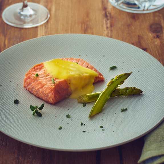 Filetti di salmone, asparagi e salsa olandese (Bimby ...