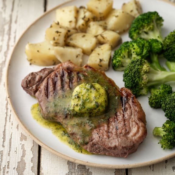 Steaks mit Kräuterbutter, Rosmarinkartoffeln und Brokkoli mit MEATER ...