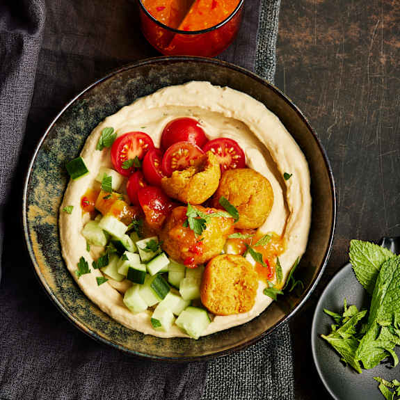 Falafel-Hummus-Bowl mit Aprikosen-Chili-Sauce - Cookidoo® – the ...