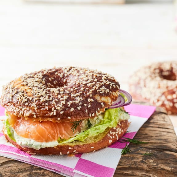 Laugen-Bagels mit Lachs und Frischkäse-Senf-Creme - Cookidoo® – das ...