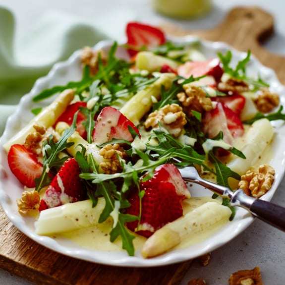 Spargel-Rucola-Salat mit Erdbeeren an Orangensauce - Cookidoo® – the ...