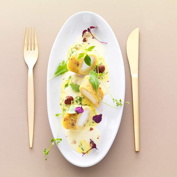 L'œuf comme une omelette soufflée, émulsion noisettes, vinaigrette jaune aux herbes fraîches