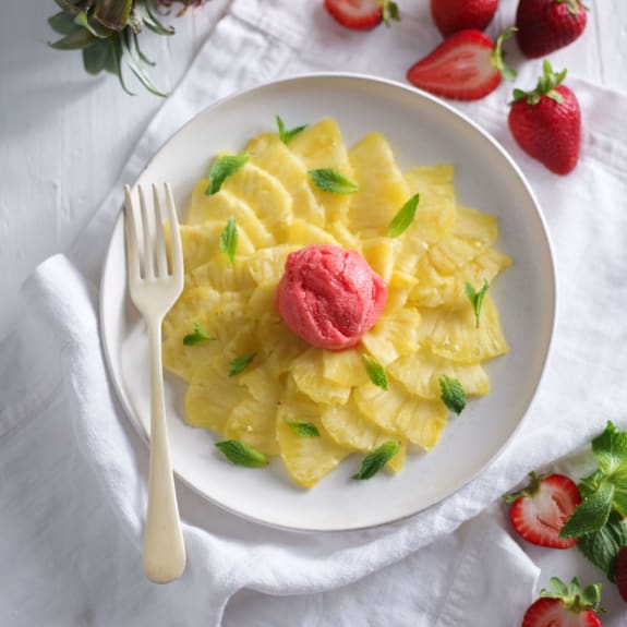 Ananas-Carpaccio mit Erdbeersorbet - Cookidoo® – das offizielle ...