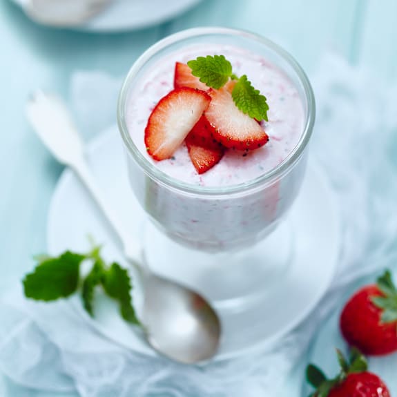Erdbeerquark mit Zitronenmelisse - Cookidoo® – the official Thermomix ...