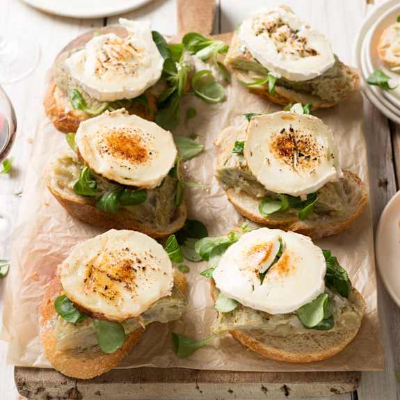 Pincho de tortilla de patata con cebolla caramelizada y queso de cabra