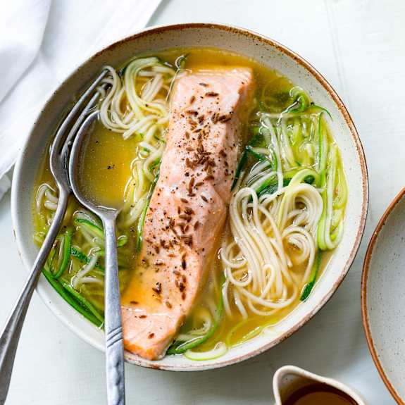 Saumon et bouillon, nouilles aux courgettes Cookidoo® la nostra