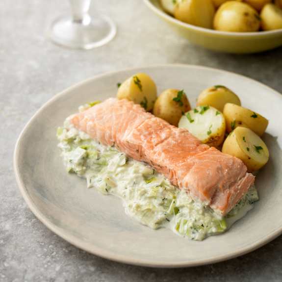 Lachs auf Lauch-Frischkäse mit Frühkartoffeln - Cookidoo® – das ...