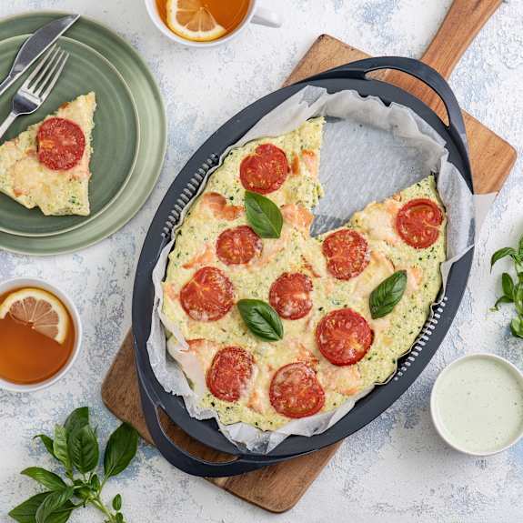 Omlet z cukinią, łososiem i pomidorkami; Ziołowy sos z sera pleśniowego