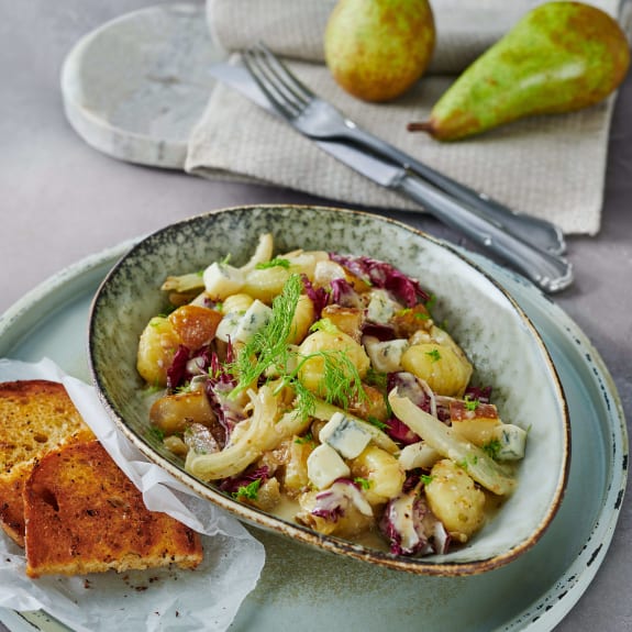 Gnocchi-Birnen-Salat mit Radicchio und Gorgonzola - Cookidoo® – the ...