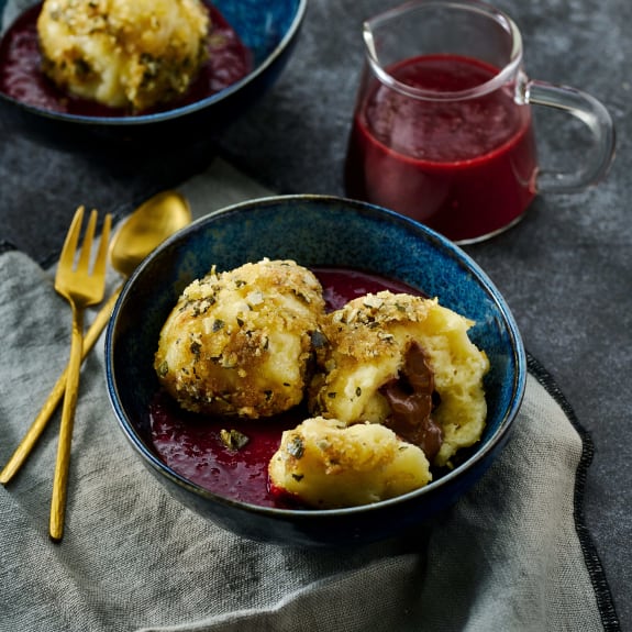 Schoko-Knödel mit Pflaumensauce und Kürbiskernen - Cookidoo® – das ...