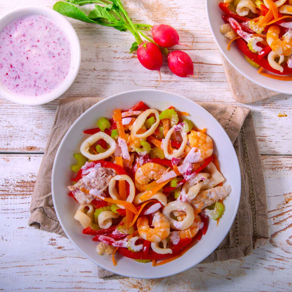 Insalata di mare con salsa allo yogurt e ravanelli ...