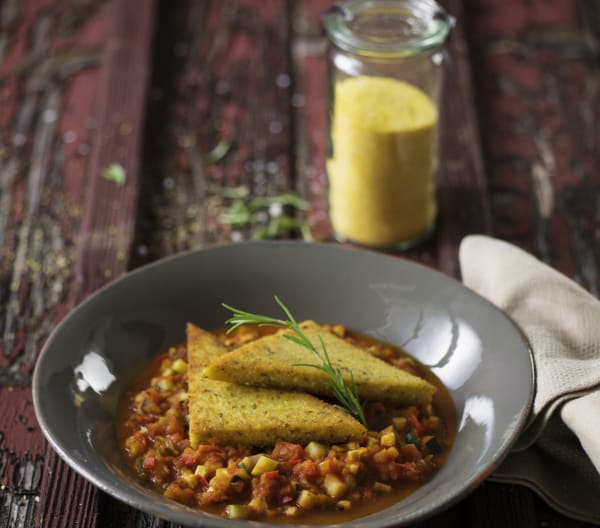 Gebratene Kräuterpolenta auf Ratatouille