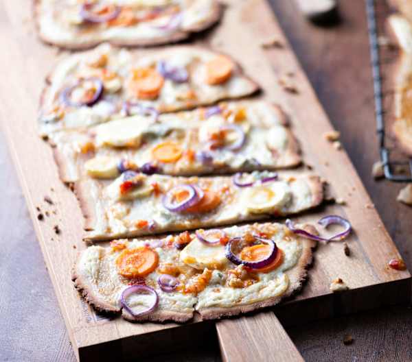 Buchweizen-Flammkuchen mit Wurzelgemüse und Chili-Honigglasur ...