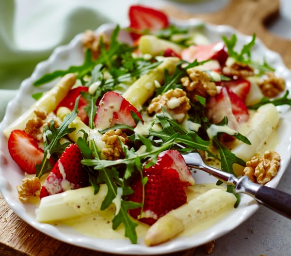 Spargel-Rucola-Salat mit Erdbeeren an Orangensauce - Cookidoo® – the ...