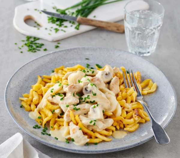 Aiguillettes de dinde à la crème, champignons et spaetzle - Cookidoo ...