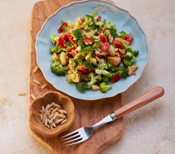 Brokkolisalat mit Pinienkernen