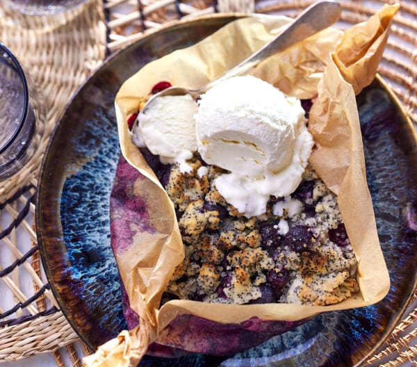 Gegrillter Blaubeer-Mohn-Crumble mit Kokosjoghurt-Eis (vegan ...