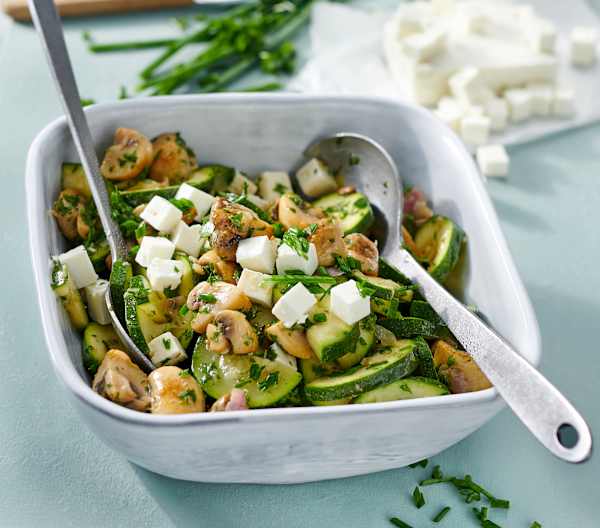 Warmer Zucchini-Champignon-Salat mit Feta - Cookidoo® – the official ...