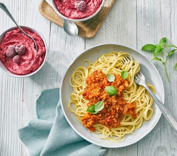 Grünkern-Bolognese mit Spaghetti und Basilikum-Himbeer-Eis - Cookidoo ...