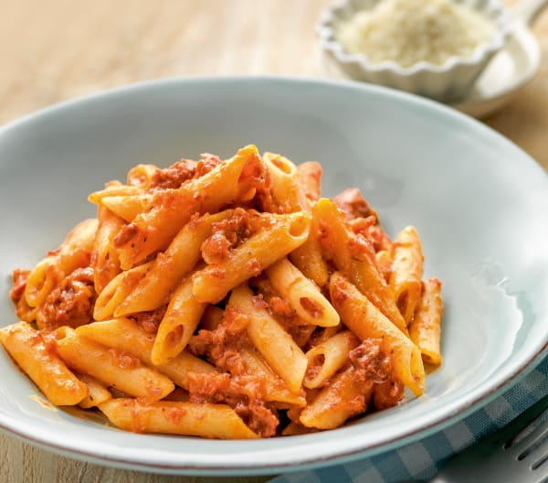 Penne mit Tomaten, Schinken und scharfer Salami - Cookidoo® – resmi ...