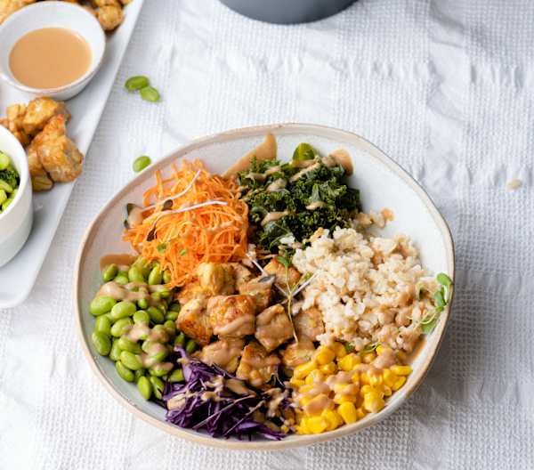 Buddha bowl com tempeh e molho de amendoim Cookidoo® das offizielle