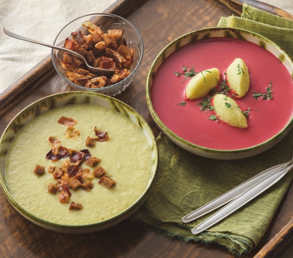 Kartoffel-Wirsing Suppe mit geröstetem Speck und Brotwürfel &amp; Rote ...