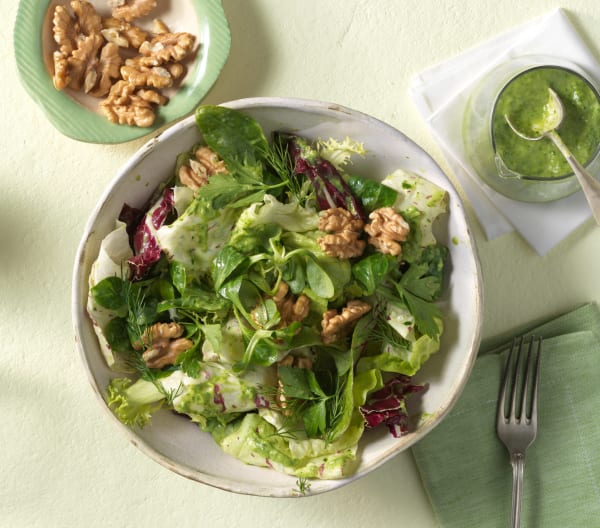 Blattsalat mit grünem Dressing und Walnüssen - Cookidoo® – the official ...