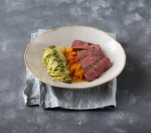 Beiriedschnitte mit Pesto Tagliatelle auf Kürbisgemüse
