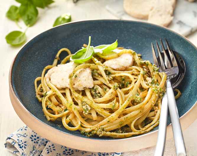 Linguine mit Basilikum-Petersilien-Pesto und veganem Mozzarella ...