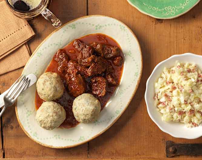 Malzbiergulasch mit Breznknödel und Krautsalat - Cookidoo® – das ... Malzbiergulasch mit Breznknödel und Krautsalat - Cookidoo® – das ...