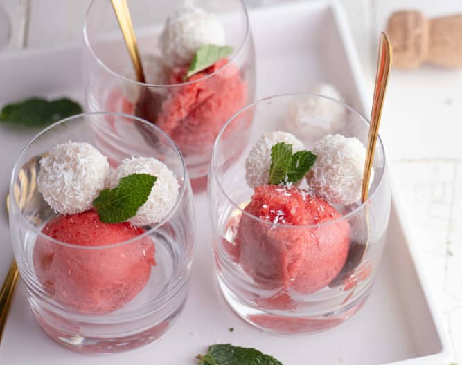 Erdbeer-Prosecco-Sorbet mit Kokoskugeln - Cookidoo® – das offizielle ...
