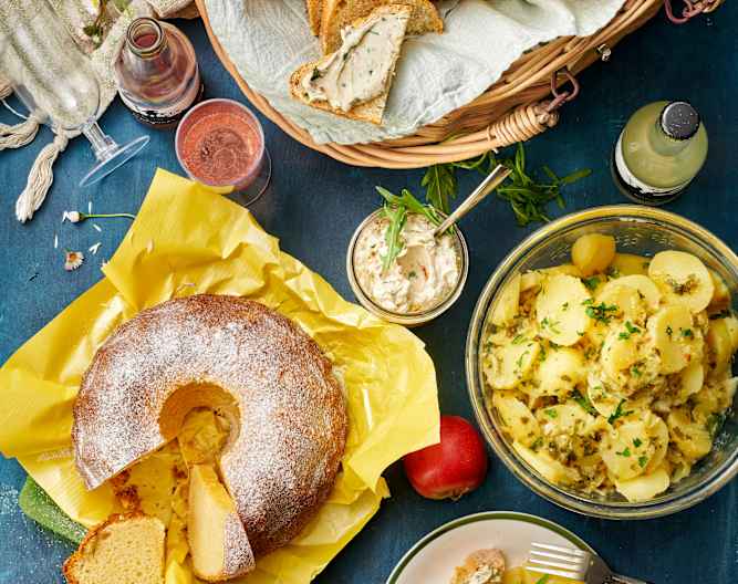 Picknick: Kartoffelsalat, Dinkelbrot, Rucola-Tomaten-Dip ...