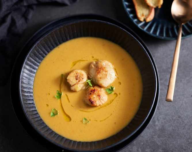 Zupa krem (bisque) z przegrzebkami, crostini z rozmarynem i cytrynową