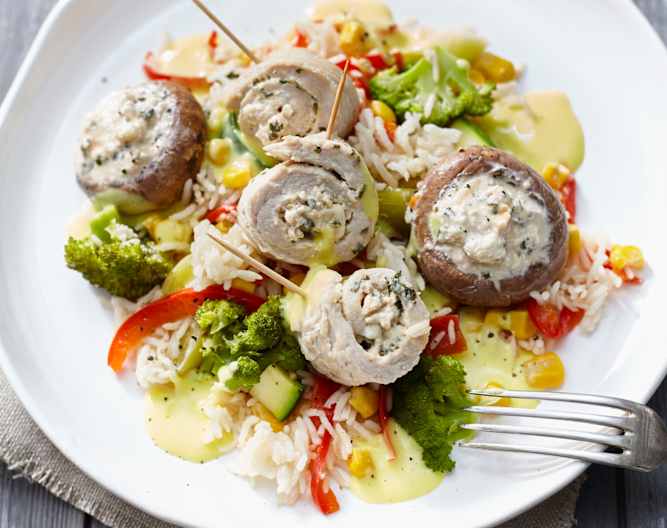 Gemüsereis mit gefüllten Champignons und Putenröllchen in Weißweinsauce ...