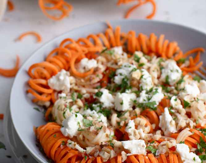 Salat aus Möhren-Apfel-Spiralen mit Feta und Nüssen - Cookidoo® – the ...