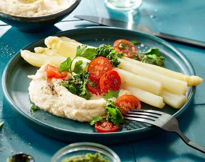Mediterraner Spargel mit Sellerie-Hummus und Oliven-Petersilien ...
