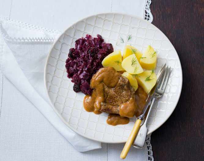 Pork and gravy with red wine cabbage Cookidoo® the official