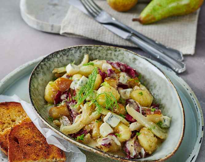 Gnocchi-Birnen-Salat mit Radicchio und Gorgonzola - Cookidoo® – das ...