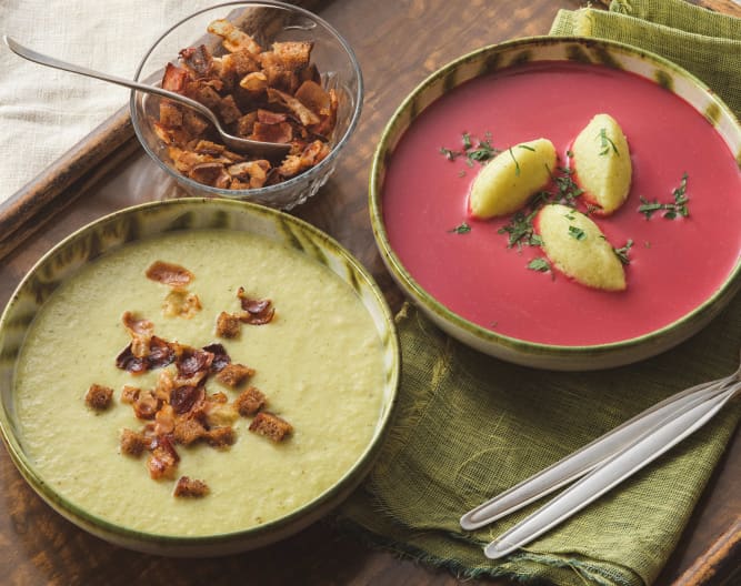 Kartoffel-Wirsing Suppe mit geröstetem Speck und Brotwürfel &amp; Rote ...