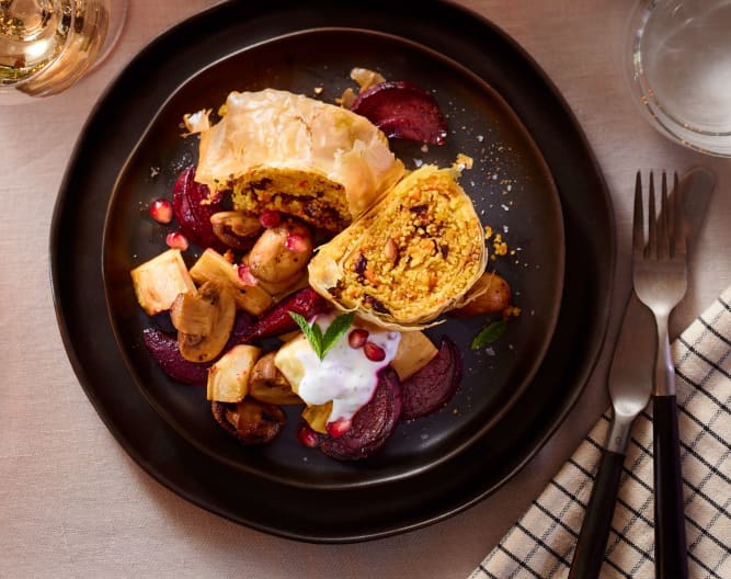 Couscous-Strudel mit Röstgemüse und Minz-Granatapfel-Dressing ...