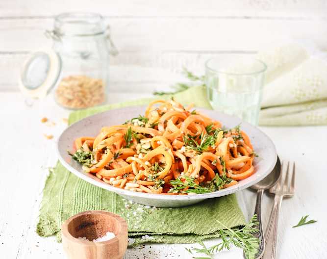 Möhrenspaghetti mit Möhrengrün-Pesto - Cookidoo® – the official ...