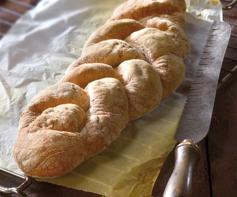 Pan di castagne in treccia con noci, mandorle e nocciole